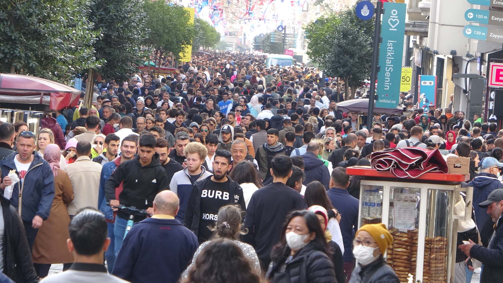 Güzel havayı fırsat bulanlar Taksim'e akın etti! İstiklal Caddesi'nde iğne atsan yere düşmedi