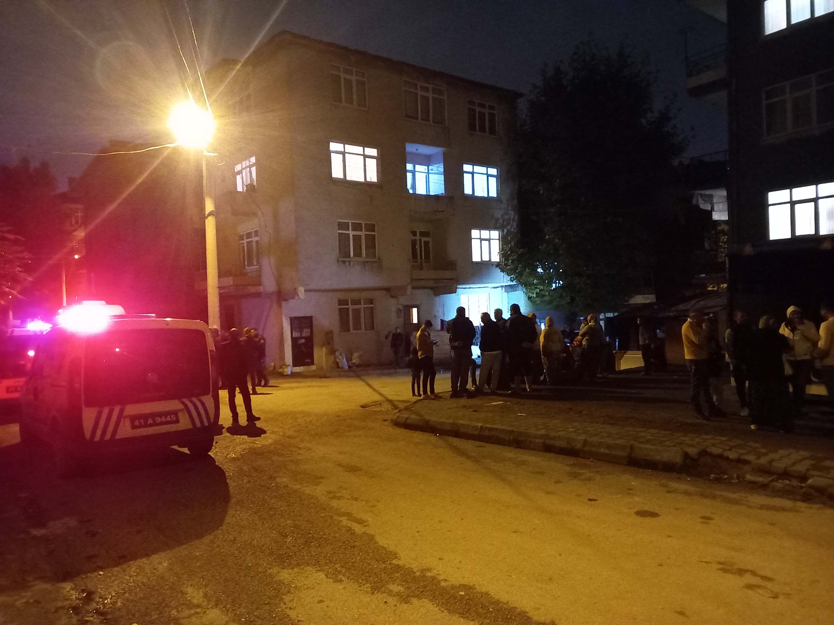 Kocaeli'de yaşayan 25 yaşındaki genç, yaşadığı apartmanın ikinci katından şüpheli bir şekilde düştü!