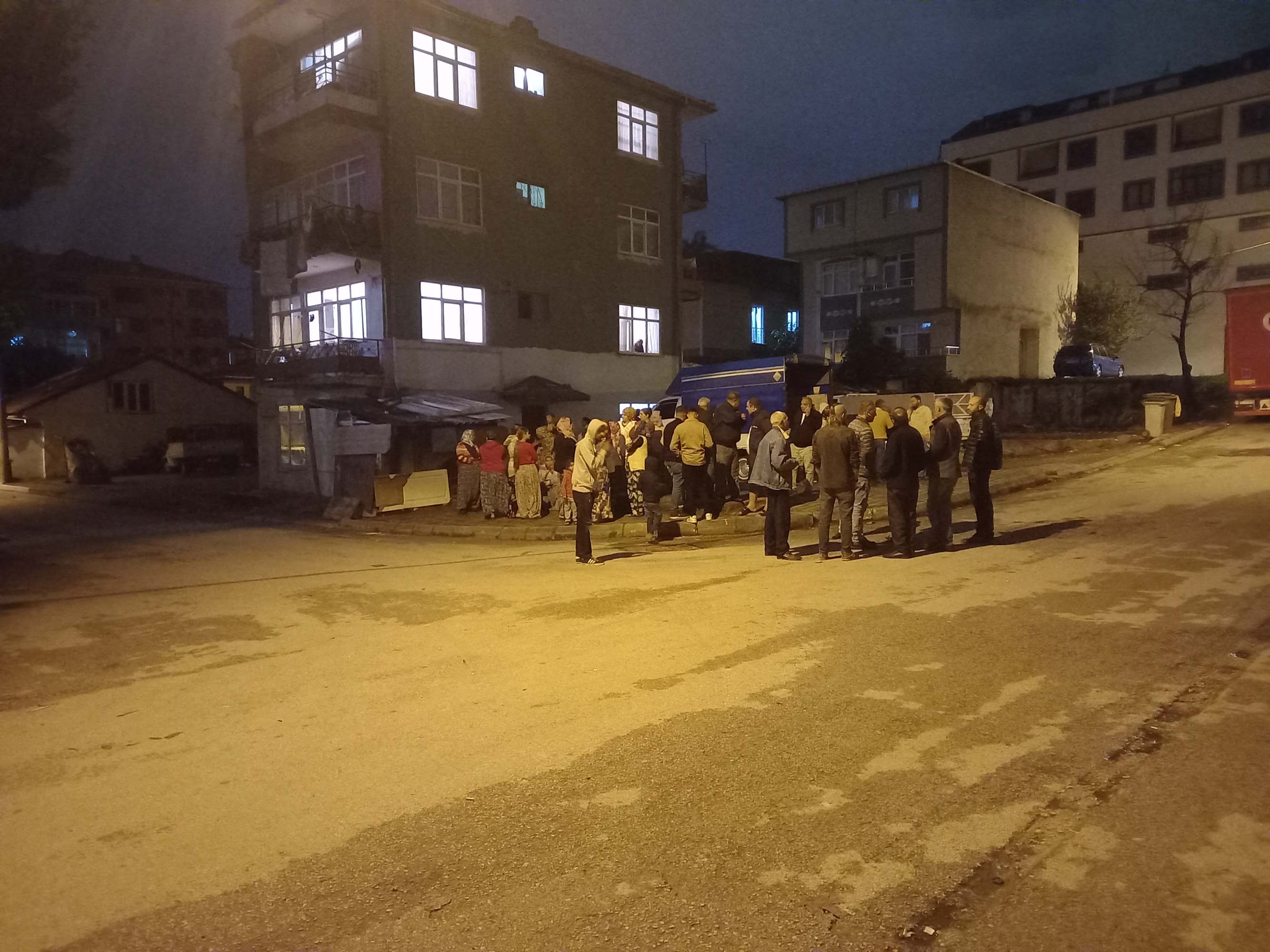 Kocaeli'de yaşayan 25 yaşındaki genç, yaşadığı apartmanın ikinci katından şüpheli bir şekilde düştü!