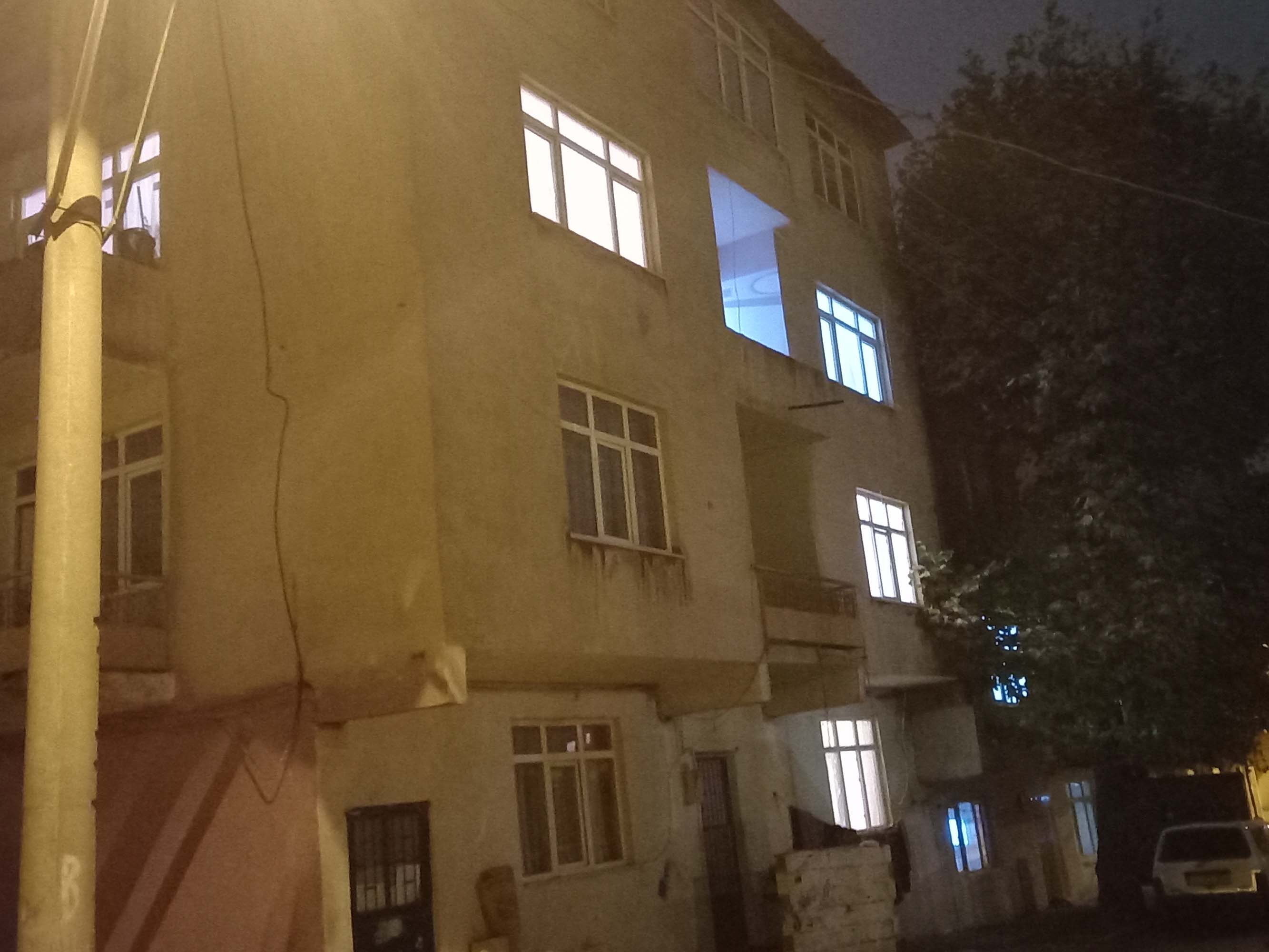 Kocaeli'de yaşayan 25 yaşındaki genç, yaşadığı apartmanın ikinci katından şüpheli bir şekilde düştü!