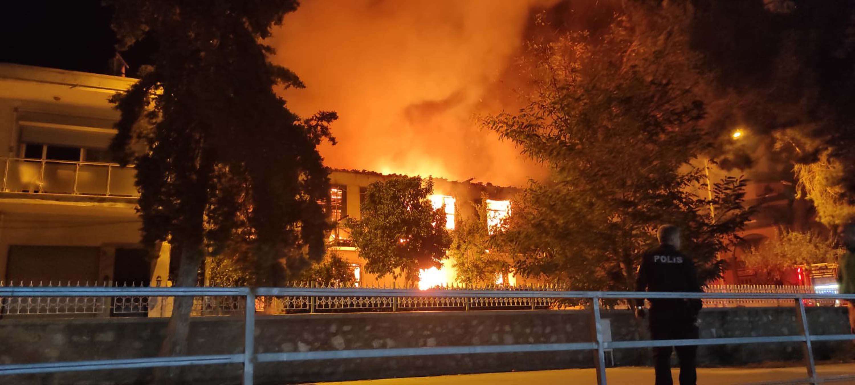 İzmir'de mahalleliyi korkutan yangın! 2 katlı ahşap, ev gecenin ortasında alev alev yandı!