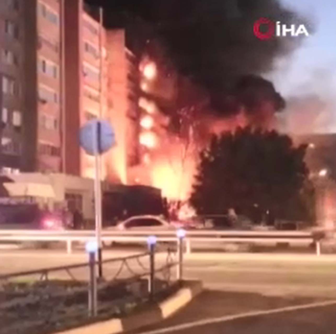 Rusya'da Su-34 eğitim uçağı evlerin arasında düştü: Ölüler ve yaralılar var