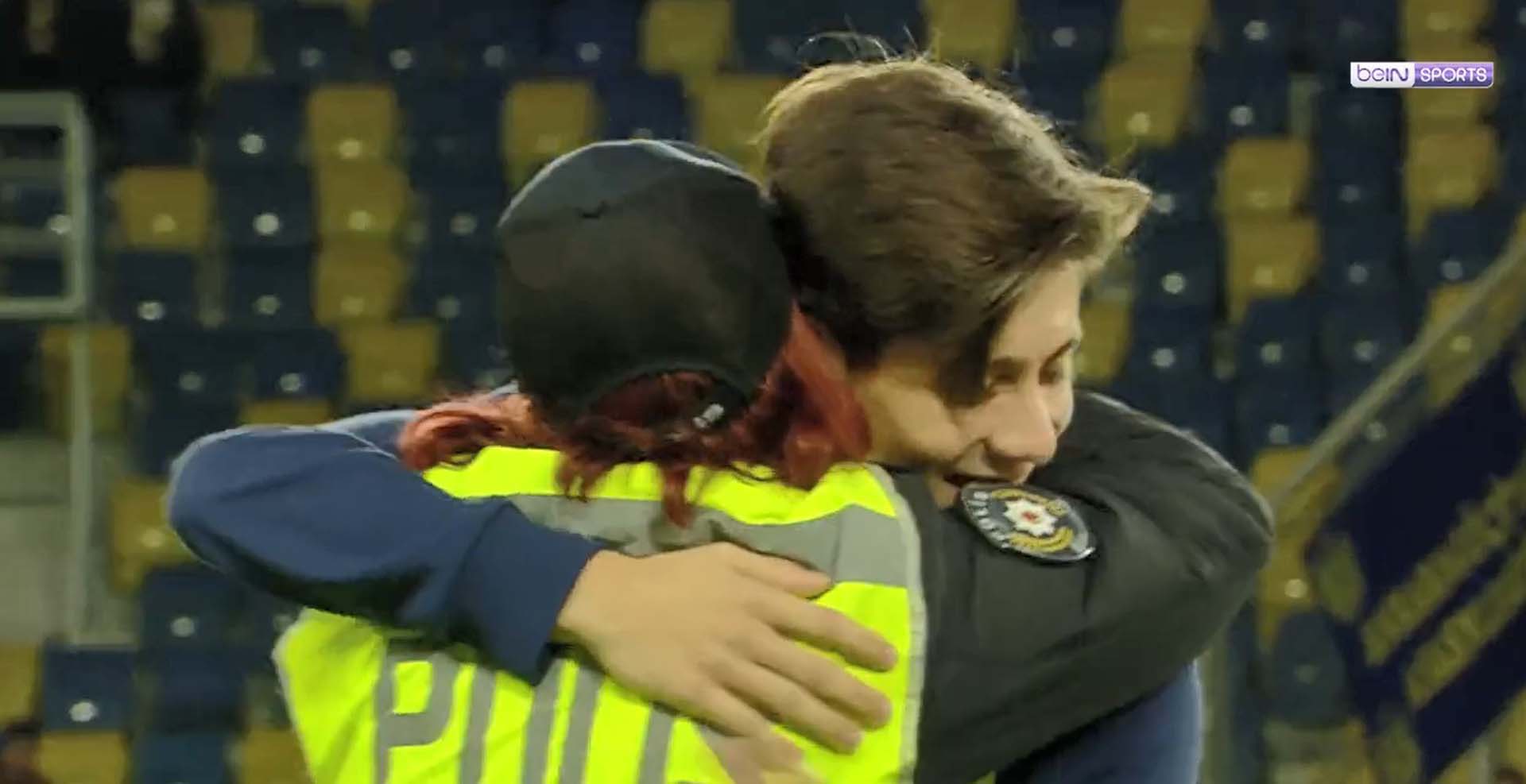 Fenerbahçe - Ankaragücü maçına damga vuran olay! Arda Güler, polis olan teyzesiyle kucaklaştı