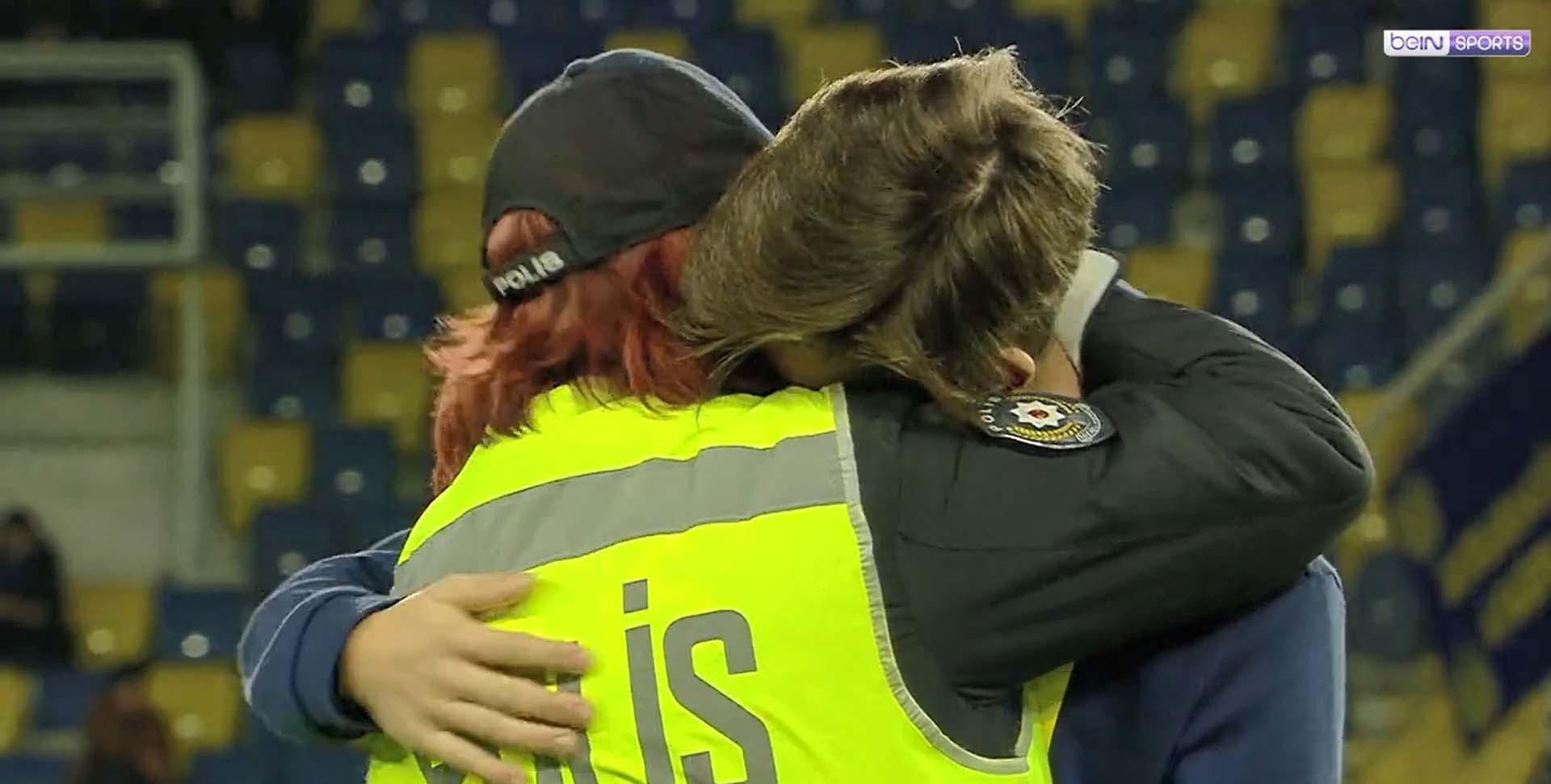 Fenerbahçe - Ankaragücü maçına damga vuran olay! Arda Güler, polis olan teyzesiyle kucaklaştı