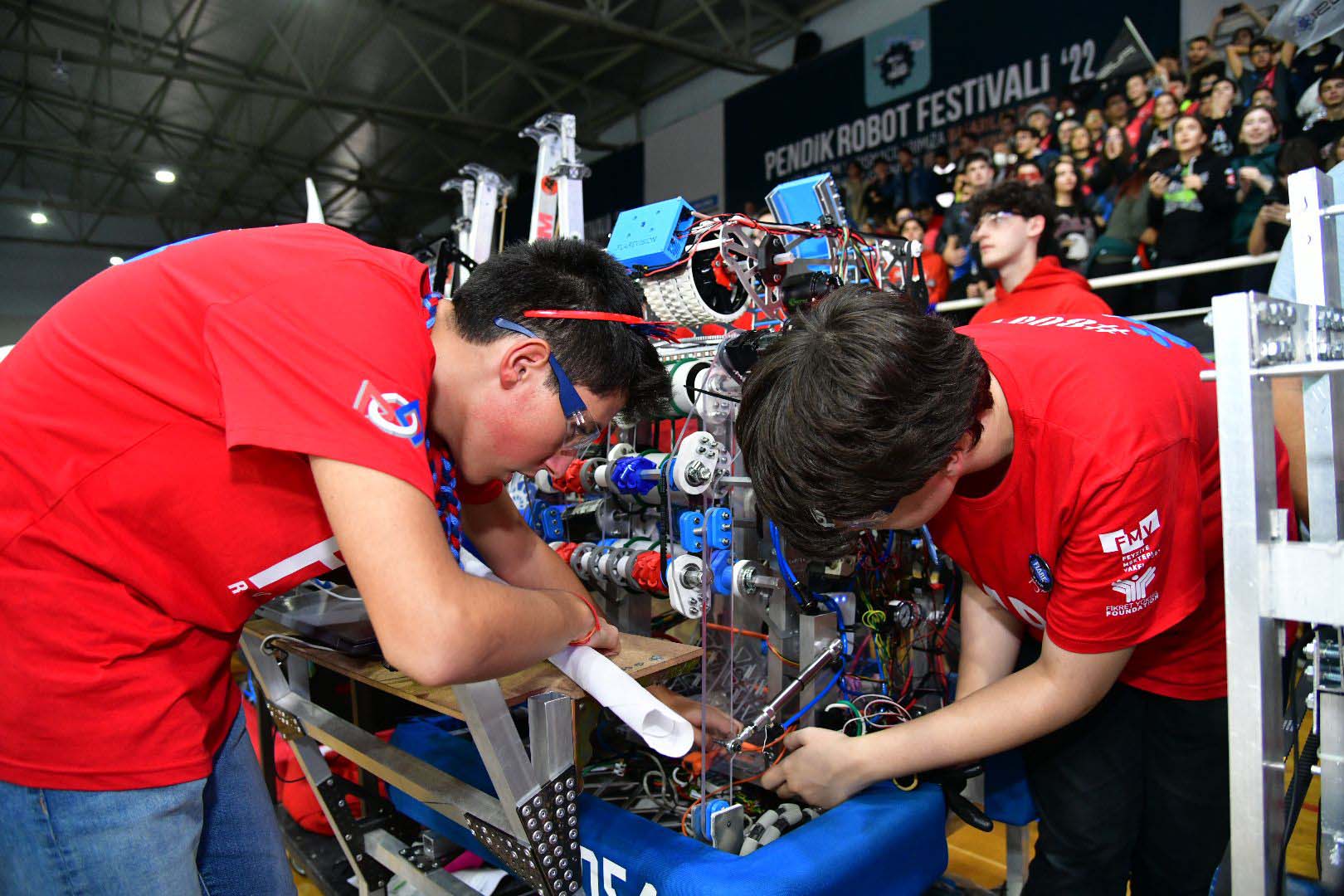 Türkiye'nin dört bir yanından gelen gençler Pendik Robot Festivali'nde buluştu!