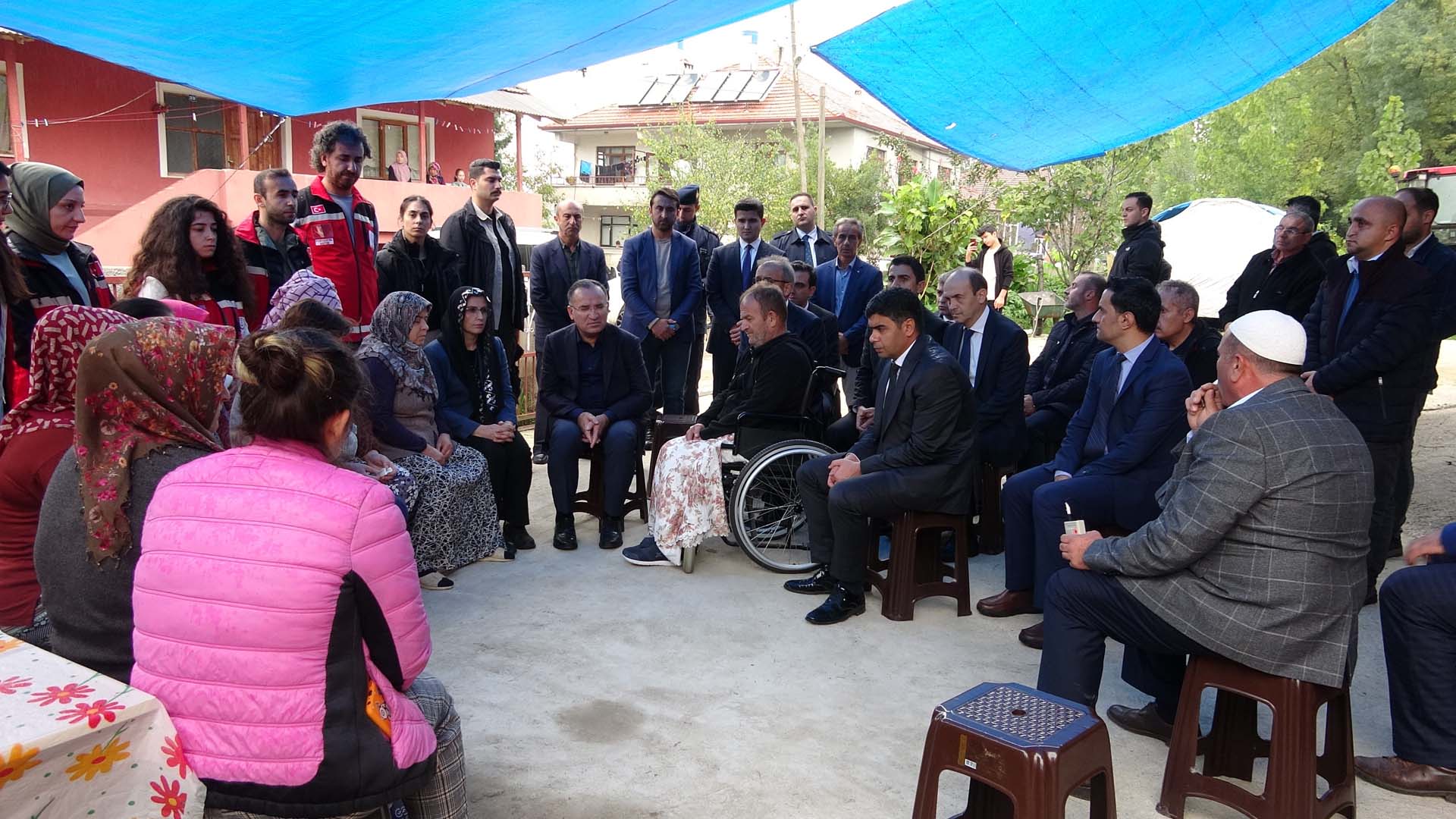 Maden şehidinin mezarında Kur’an okumuştu! Bakan Bozdağ'dan eleştirilere yanıt: Kur’an okudu' diye ayıplanmak şereflerin en büyüğüdür