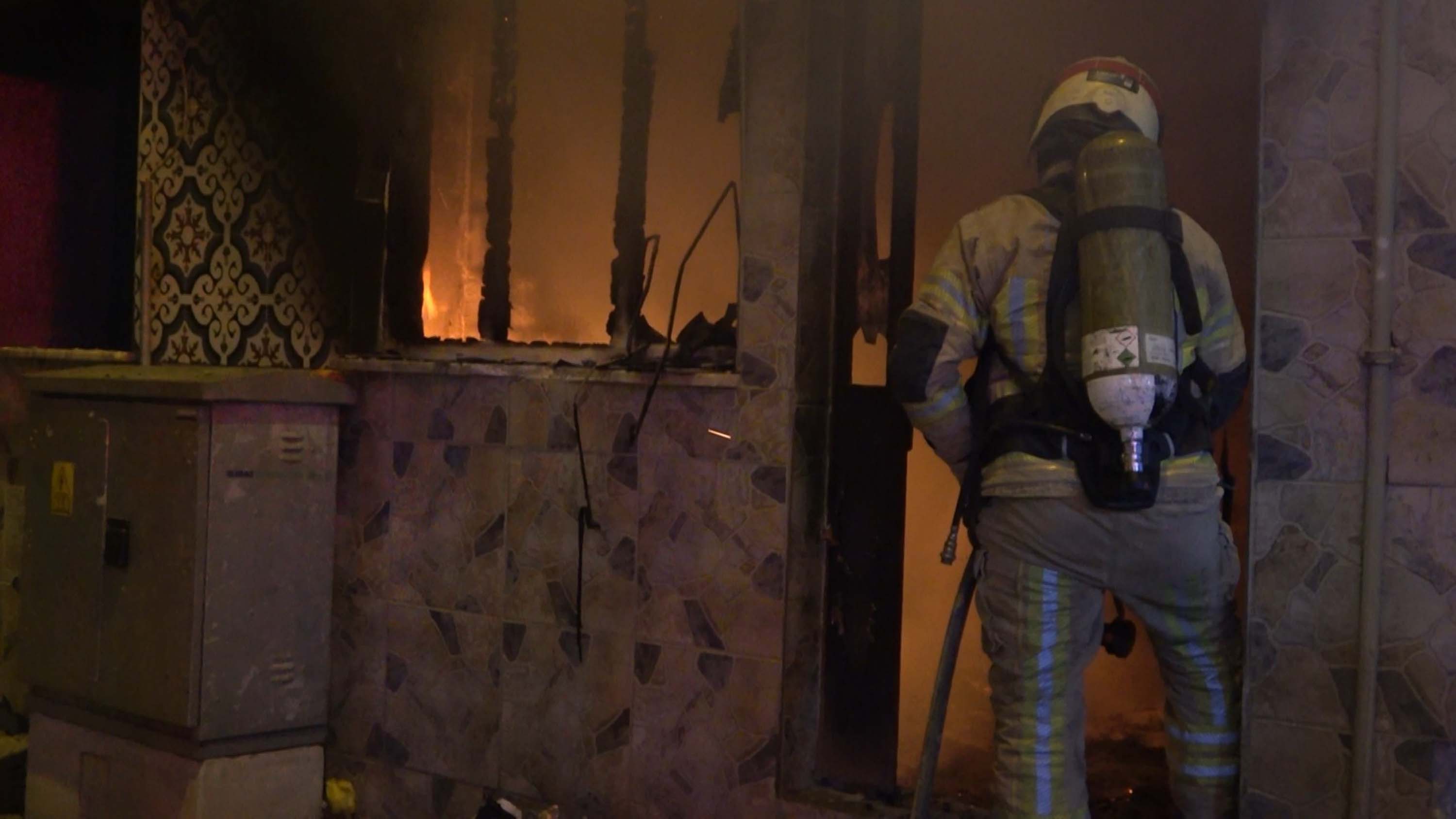 Ailesine kızıp evi 3. defa ateşe verdi! Kullanılamaz hale gelen bina nedeniyle aile sinir krizi geçirdi!