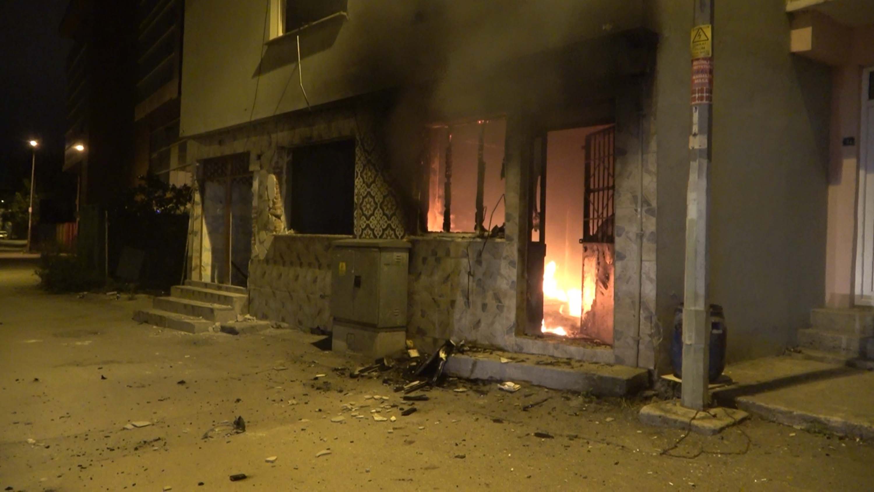 Ailesine kızıp evi 3. defa ateşe verdi! Kullanılamaz hale gelen bina nedeniyle aile sinir krizi geçirdi!