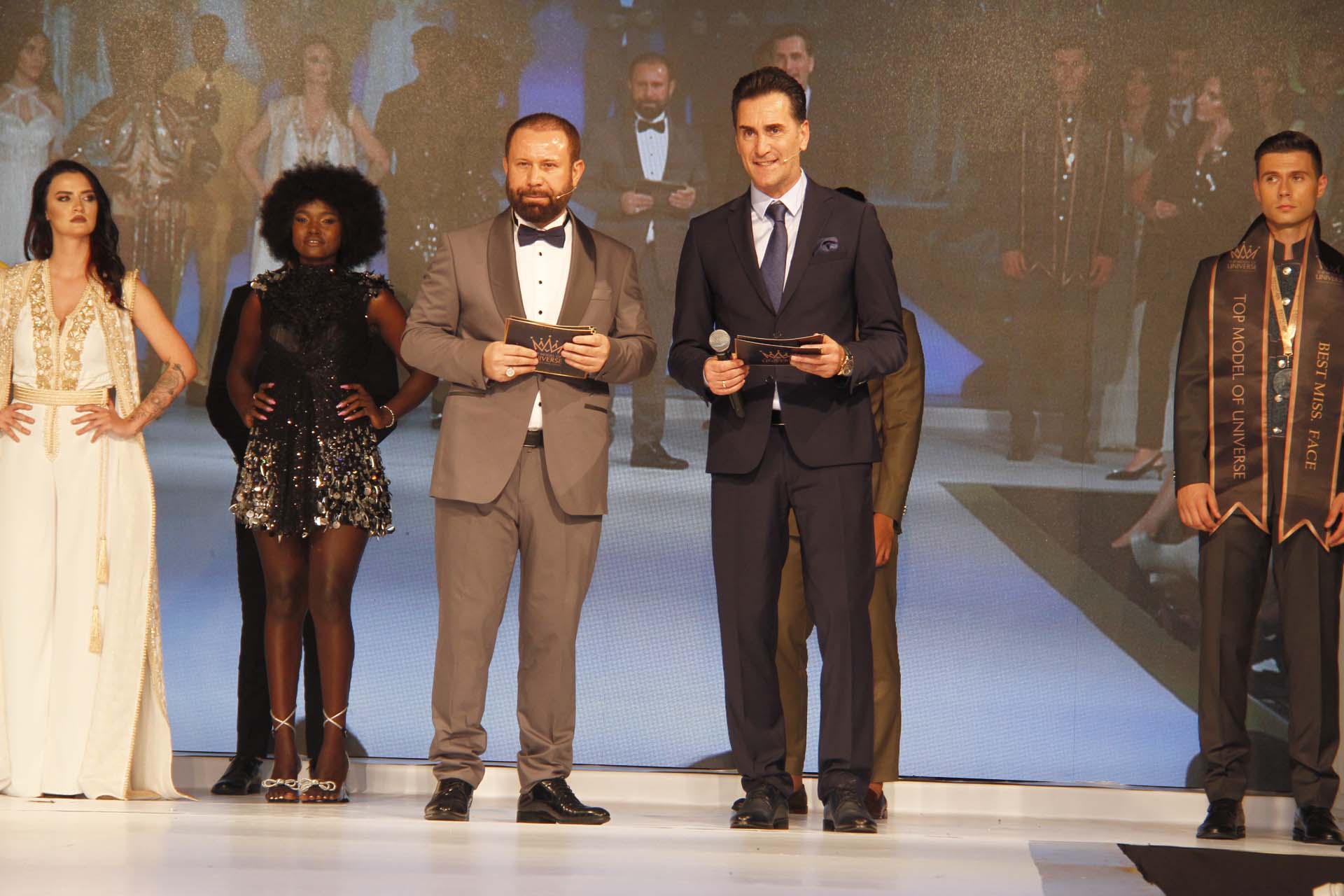 Kainat Modellik Yarışması'nda birincilik Türkiye'nin! Ünlülerin şıklık yarışı kırmızı halıya damga vurdu