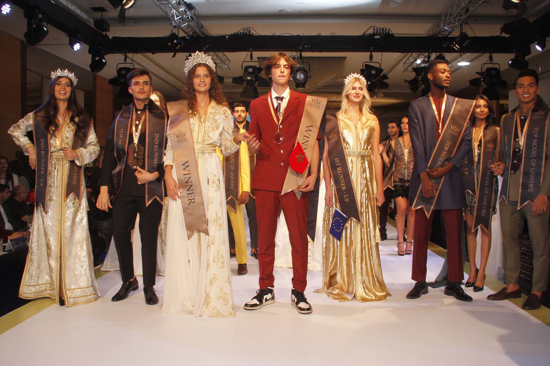 Kainat Modellik Yarışması'nda birincilik Türkiye'nin! Ünlülerin şıklık yarışı kırmızı halıya damga vurdu