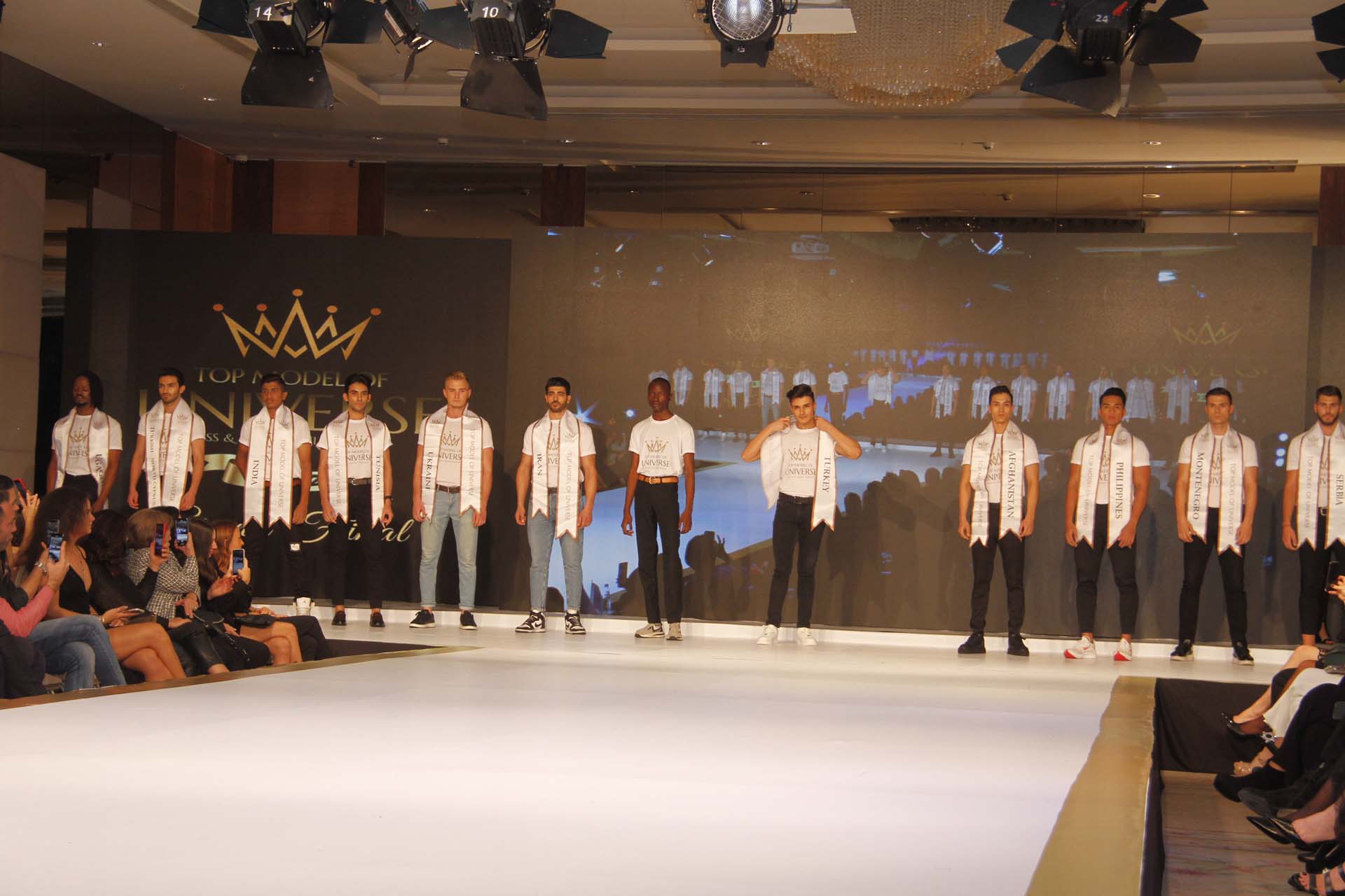 Kainat Modellik Yarışması'nda birincilik Türkiye'nin! Ünlülerin şıklık yarışı kırmızı halıya damga vurdu