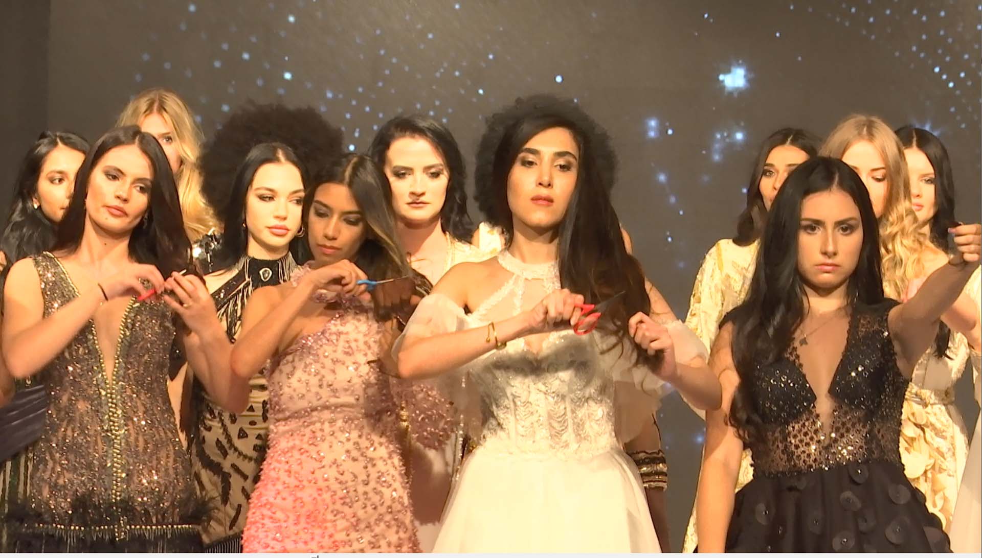 Kainat Modellik Yarışması'nda birincilik Türkiye'nin! Ünlülerin şıklık yarışı kırmızı halıya damga vurdu