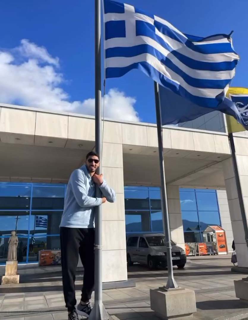 FETÖ'cü Enes Kanter, Yunanistan bayrağına sarılarak Türkiye'yi ve Cumhurbaşkanı Erdoğan'ı hedef aldı!