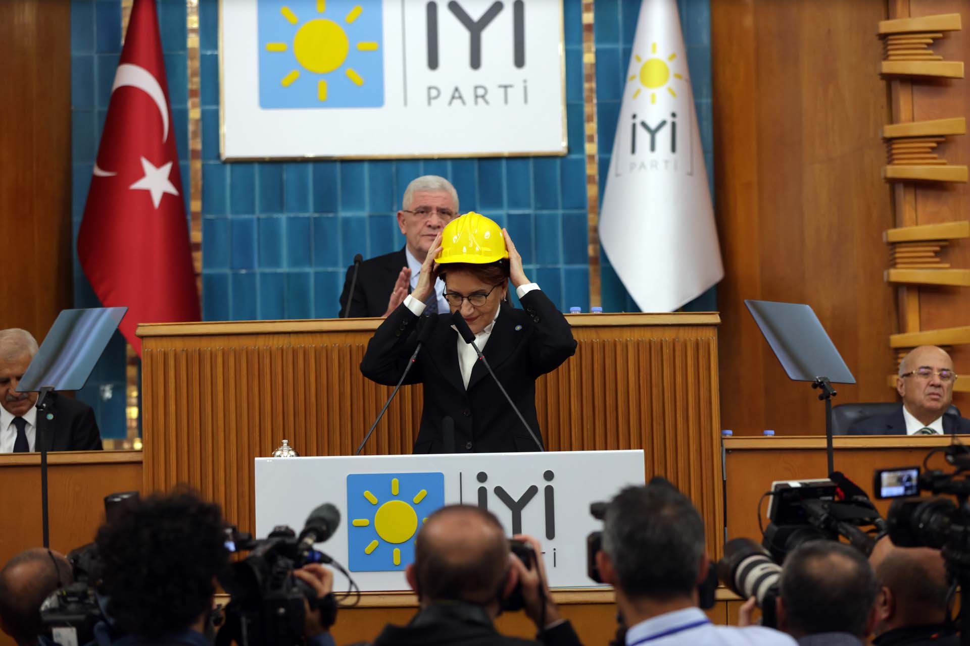 İYİ Parti grup toplantısında konuştu! Meral Akşener, kürsüye baret takarak çıktı