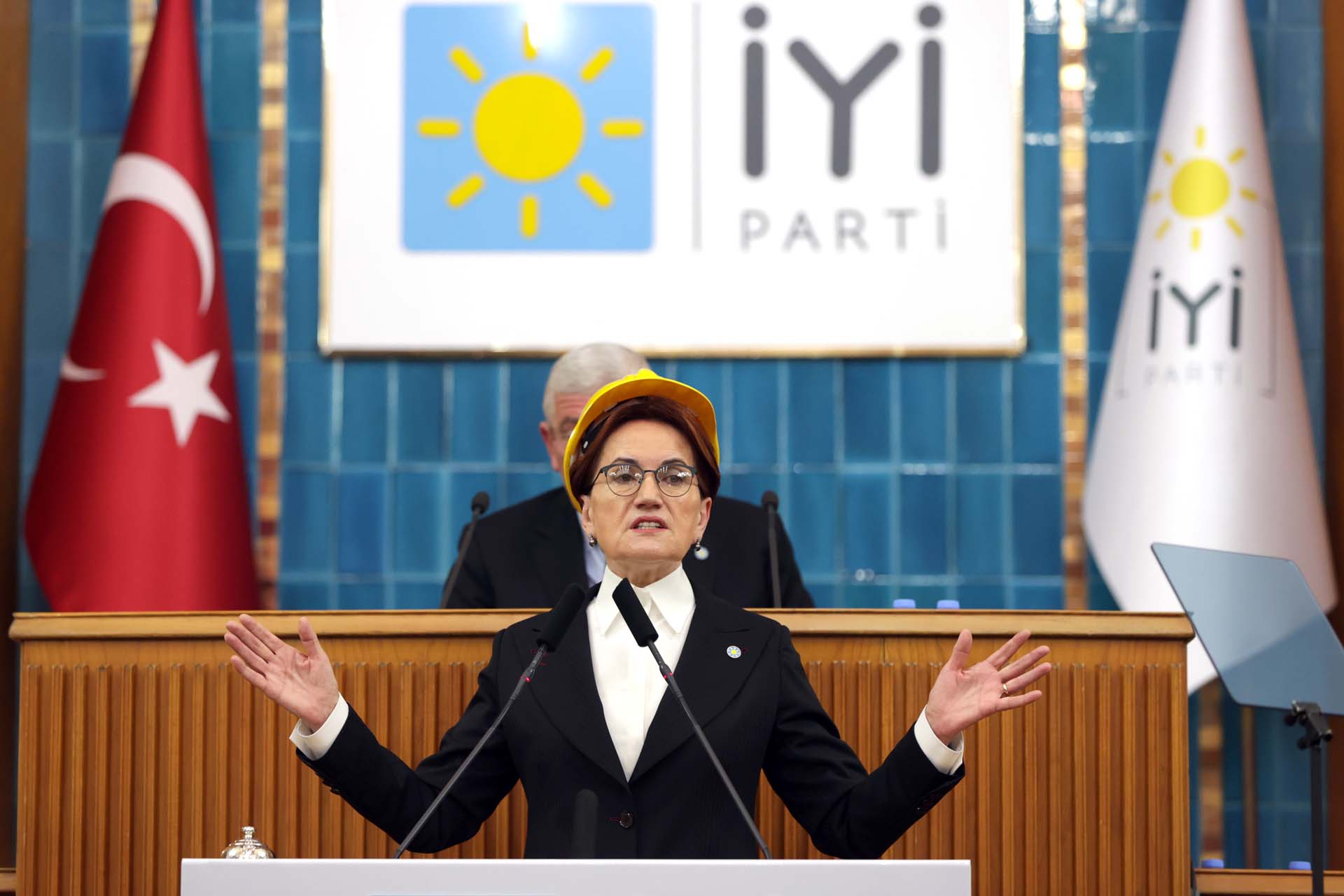 İYİ Parti grup toplantısında konuştu! Meral Akşener, kürsüye baret takarak çıktı