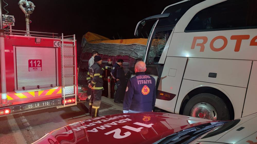 Amasya’da feci kaza! Yolcu otobüsü ve kamyon kafa kafaya çarpıştı: Ölü ve yaralılar var!