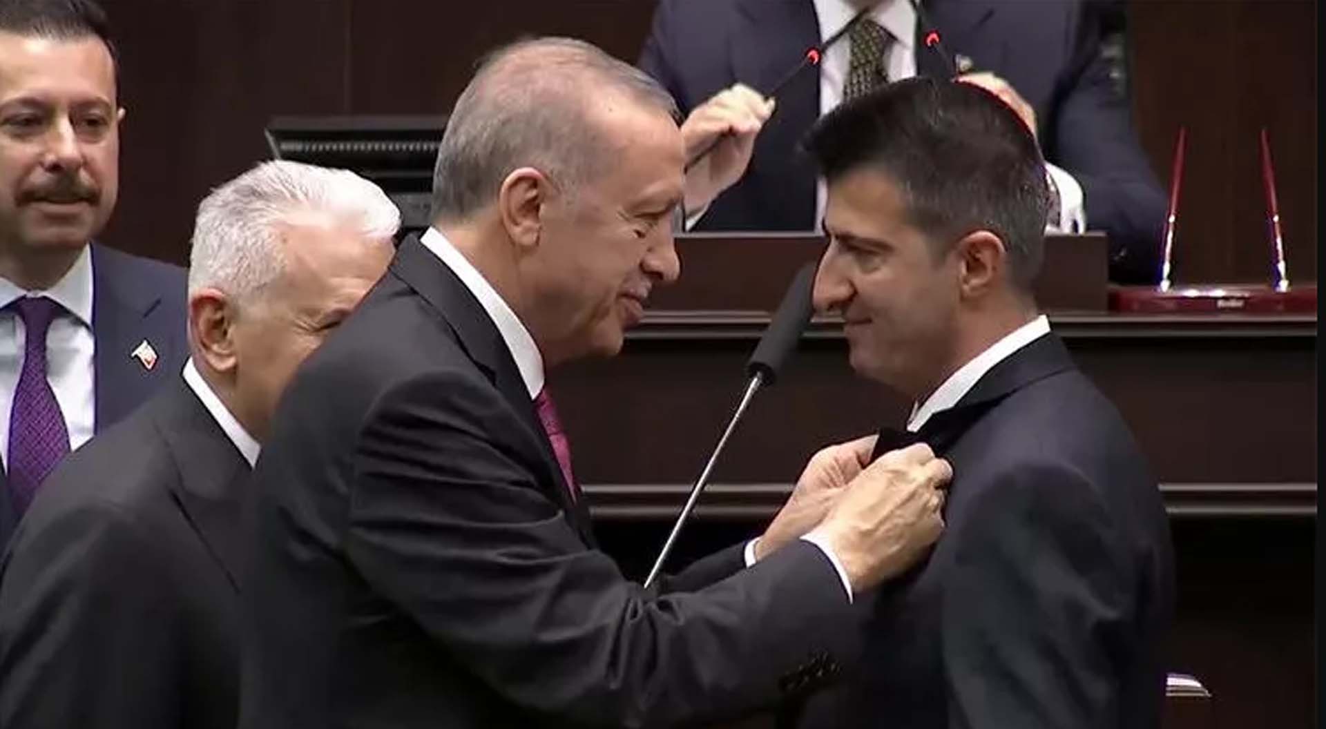 Cumhurbaşkanı Erdoğan rozetini taktı! AK Parti'ye katılan Mehmet Ali Çelebi'den ilk açıklama: Türkiye Yüzyılı mücadelesinde yanınızdayım