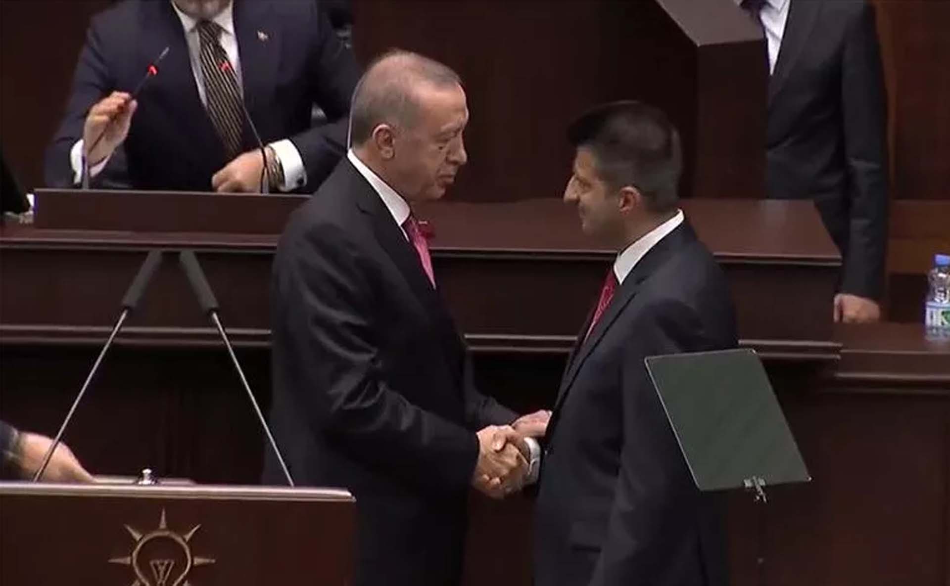 Cumhurbaşkanı Erdoğan rozetini taktı! AK Parti'ye katılan Mehmet Ali Çelebi'den ilk açıklama: Türkiye Yüzyılı mücadelesinde yanınızdayım