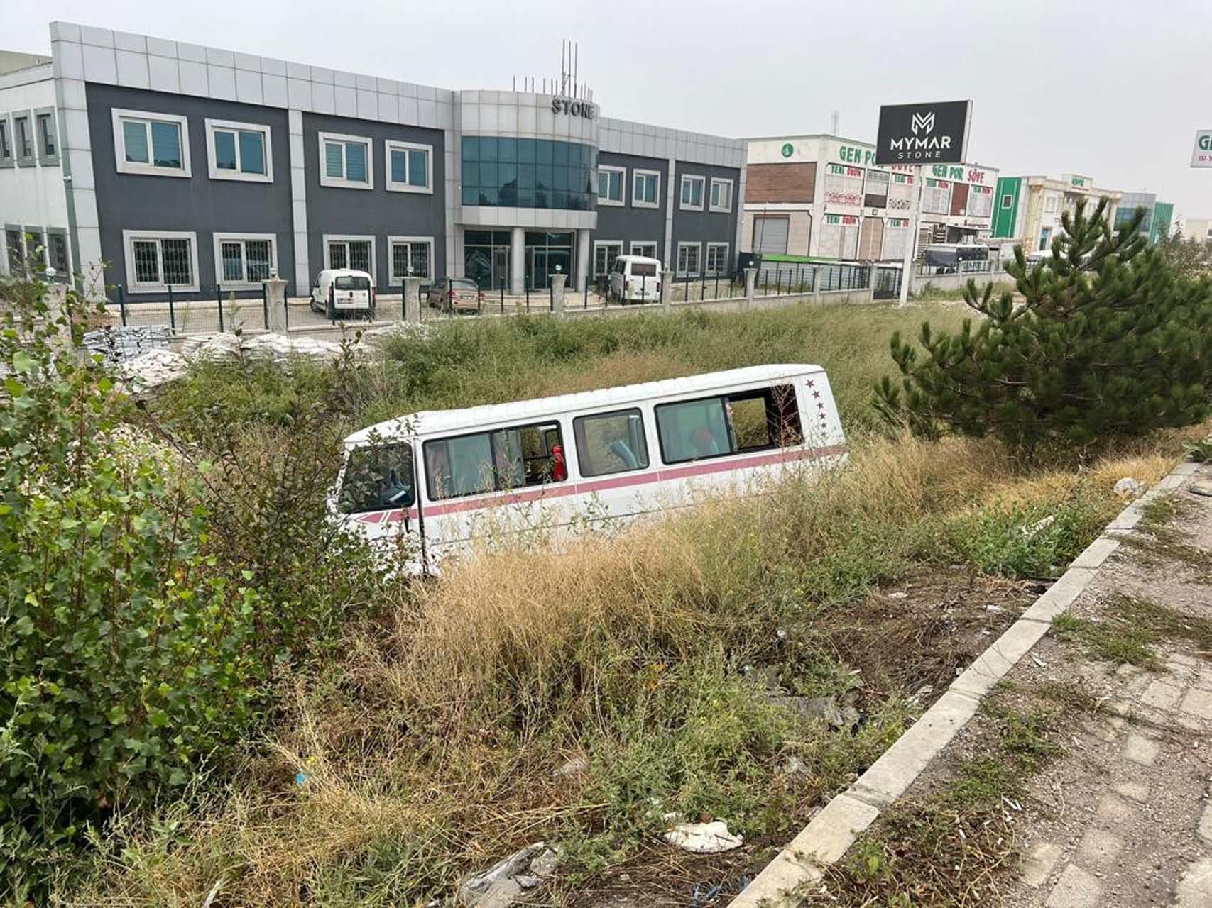Afyonkarahisar'da korkutan kaza! İşçileri taşıyan minibüs, otomobille çarpışıp şarampole yuvarlandı: Çok sayıda yaralı var 