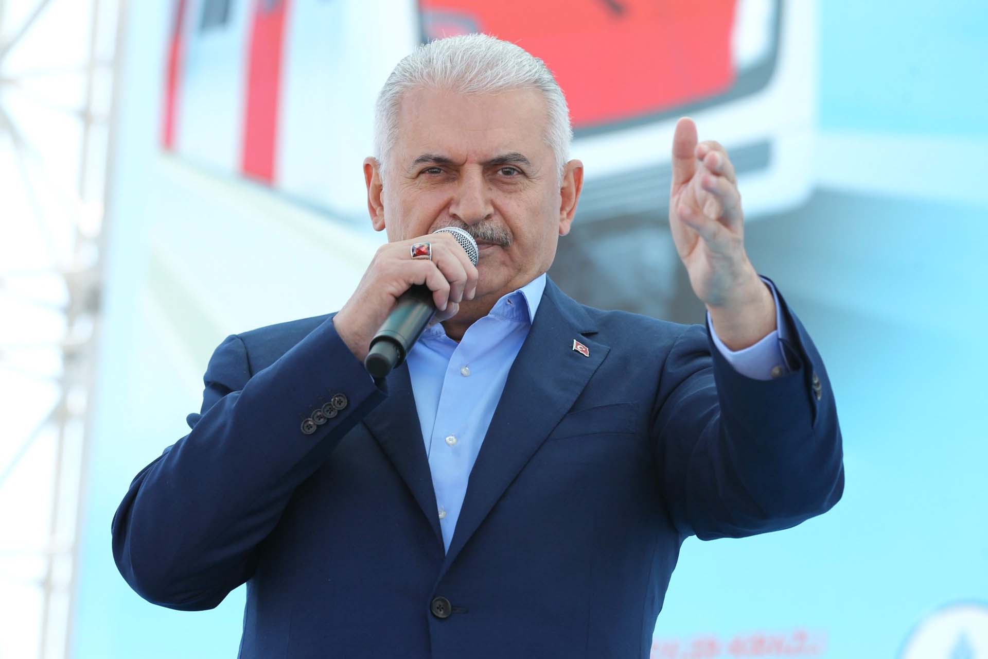 Azerbaycan'da korkutan olay! Binali Yıldırım'ın içinde olduğu araç kaza yaptı