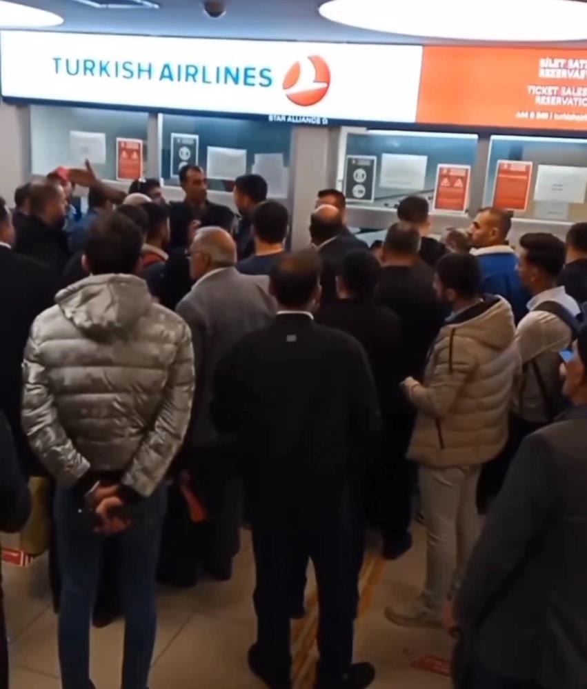 Van'da uçuşları iptal olan vatandaşlar çileden çıktı! THY bürosu önünde toplanıp duruma tepki gösterdiler