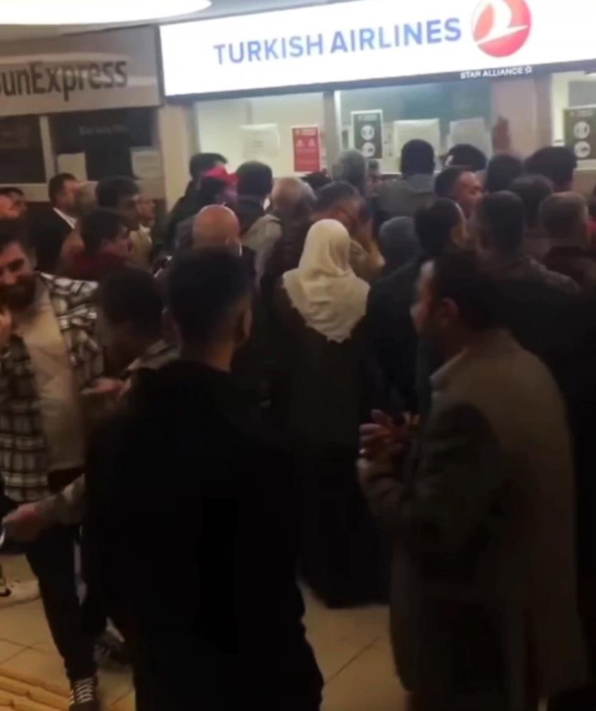 Van'da uçuşları iptal olan vatandaşlar çileden çıktı! THY bürosu önünde toplanıp duruma tepki gösterdiler