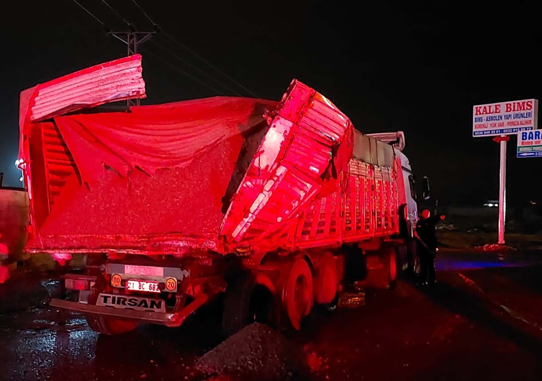 Batman'da can pazarı! Yolcu otobüsü kum yüklü TIR'a çarptı: Ölü ve çok sayıda yaralı var