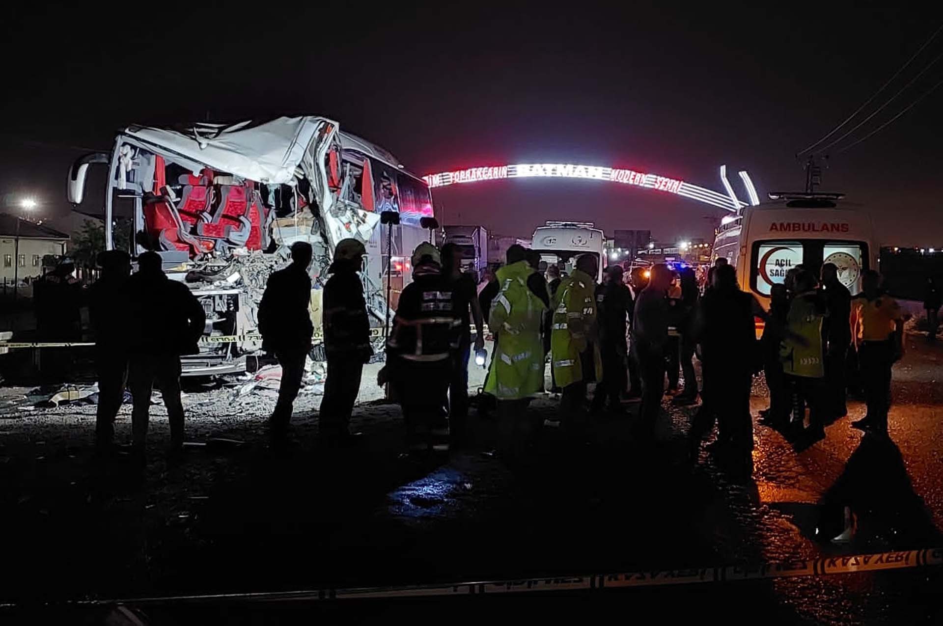 Batman'da can pazarı! Yolcu otobüsü kum yüklü TIR'a çarptı: Ölü ve çok sayıda yaralı var