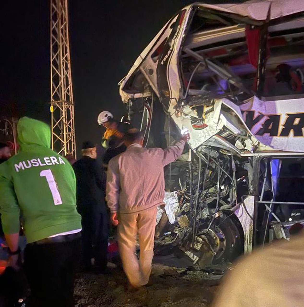 Batman'da can pazarı! Yolcu otobüsü kum yüklü TIR'a çarptı: Ölü ve çok sayıda yaralı var