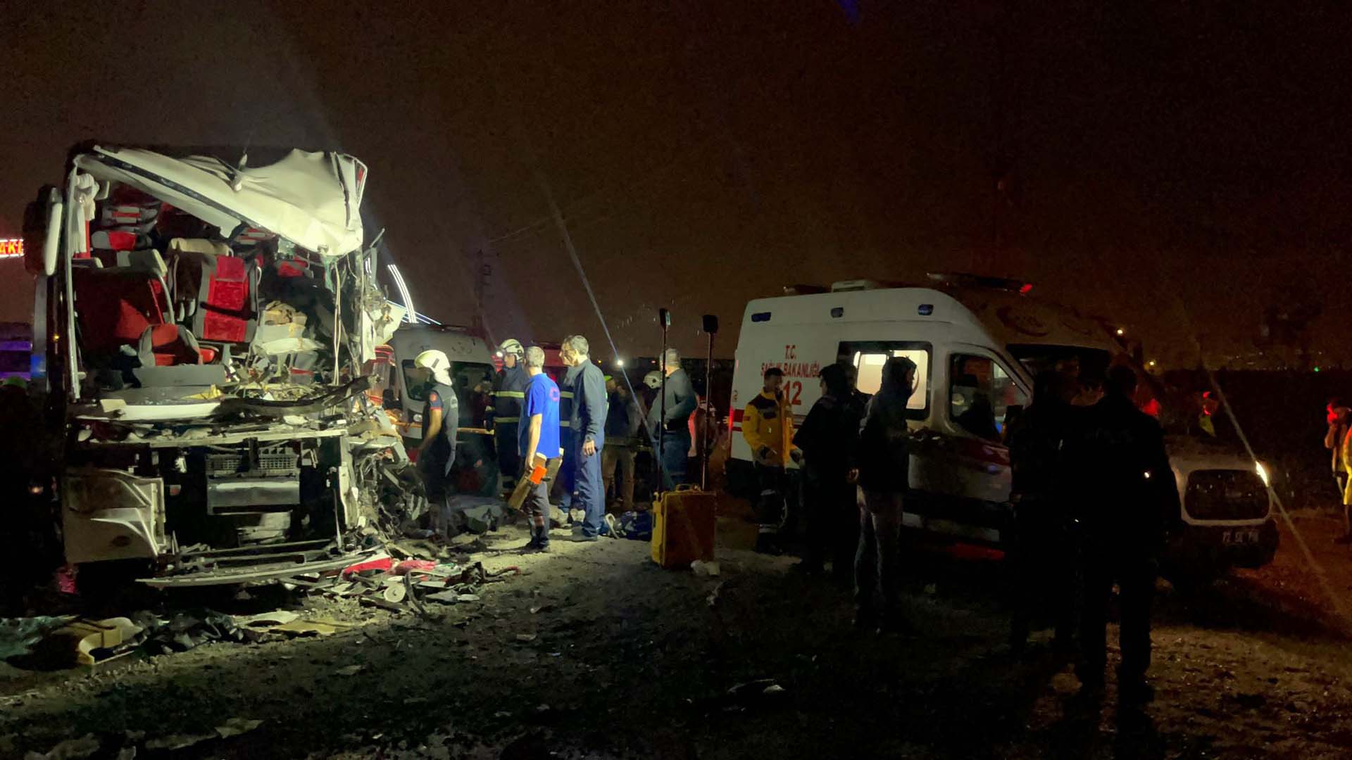 Batman'da can pazarı! Yolcu otobüsü kum yüklü TIR'a çarptı: Ölü ve çok sayıda yaralı var