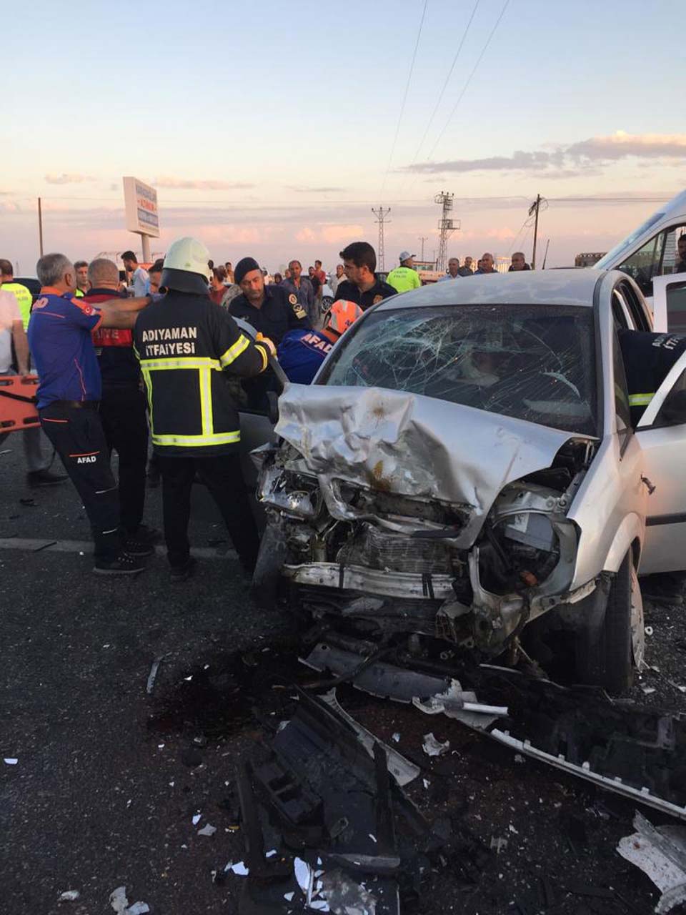 Adıyaman'da üç araç birbirine girdi! Can pazarı yaşandı: Ölü ve çok sayıda yaralı var