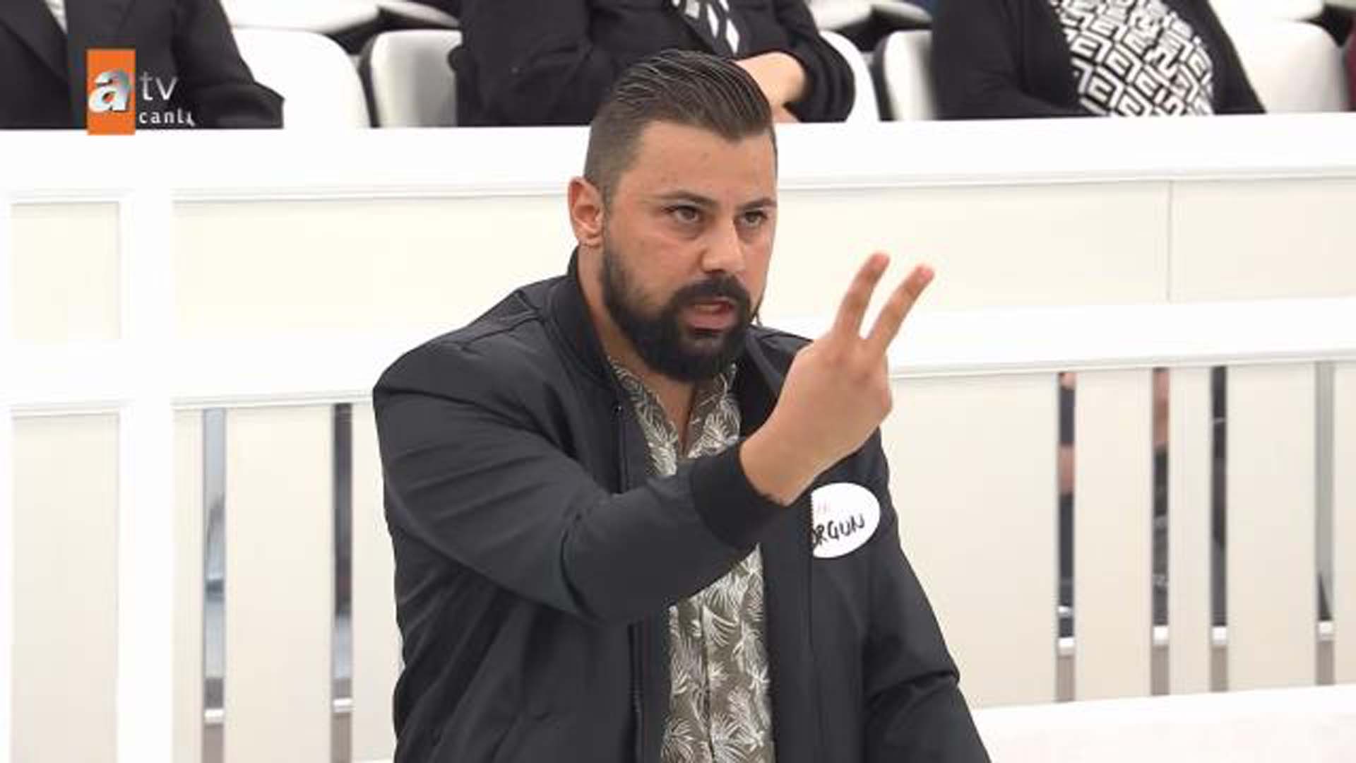 Esra Erol'da programında ortalık karıştı! Yasak aşkıyla düğün yapan kocasıyla yüzleşti, o iddia karşısında deliye döndü