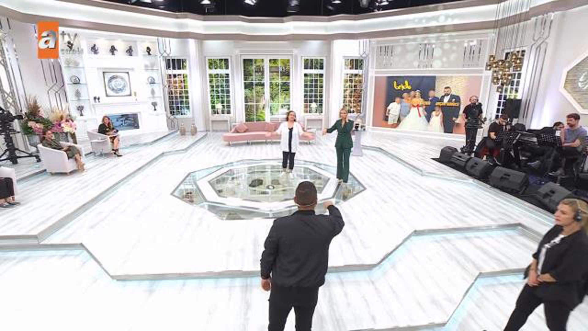 Esra Erol'da programında ortalık karıştı! Yasak aşkıyla düğün yapan kocasıyla yüzleşti, o iddia karşısında deliye döndü