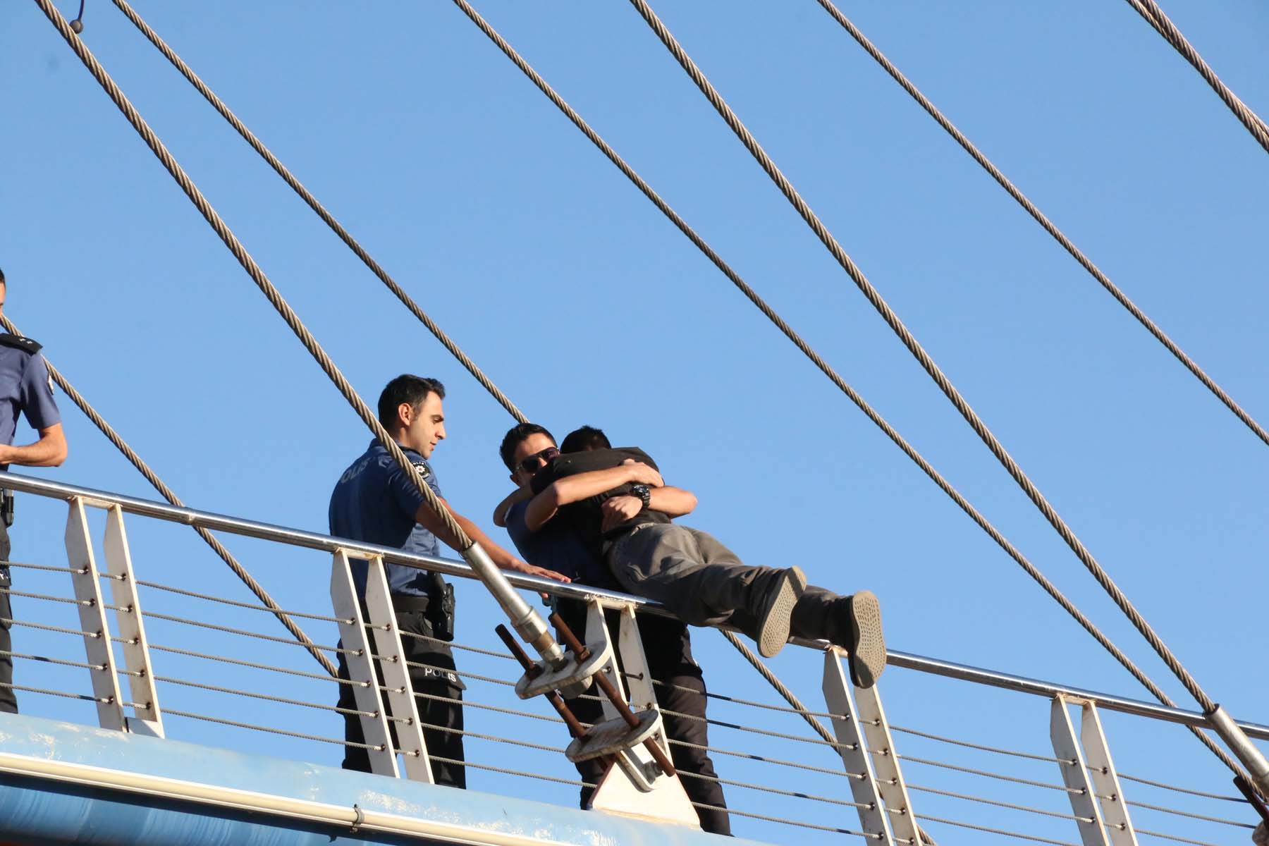 Üst geçitte intihara teşebbüs eden vatandaşı polis amiri ikna etti, ağlayan genci kucağında indirdi!