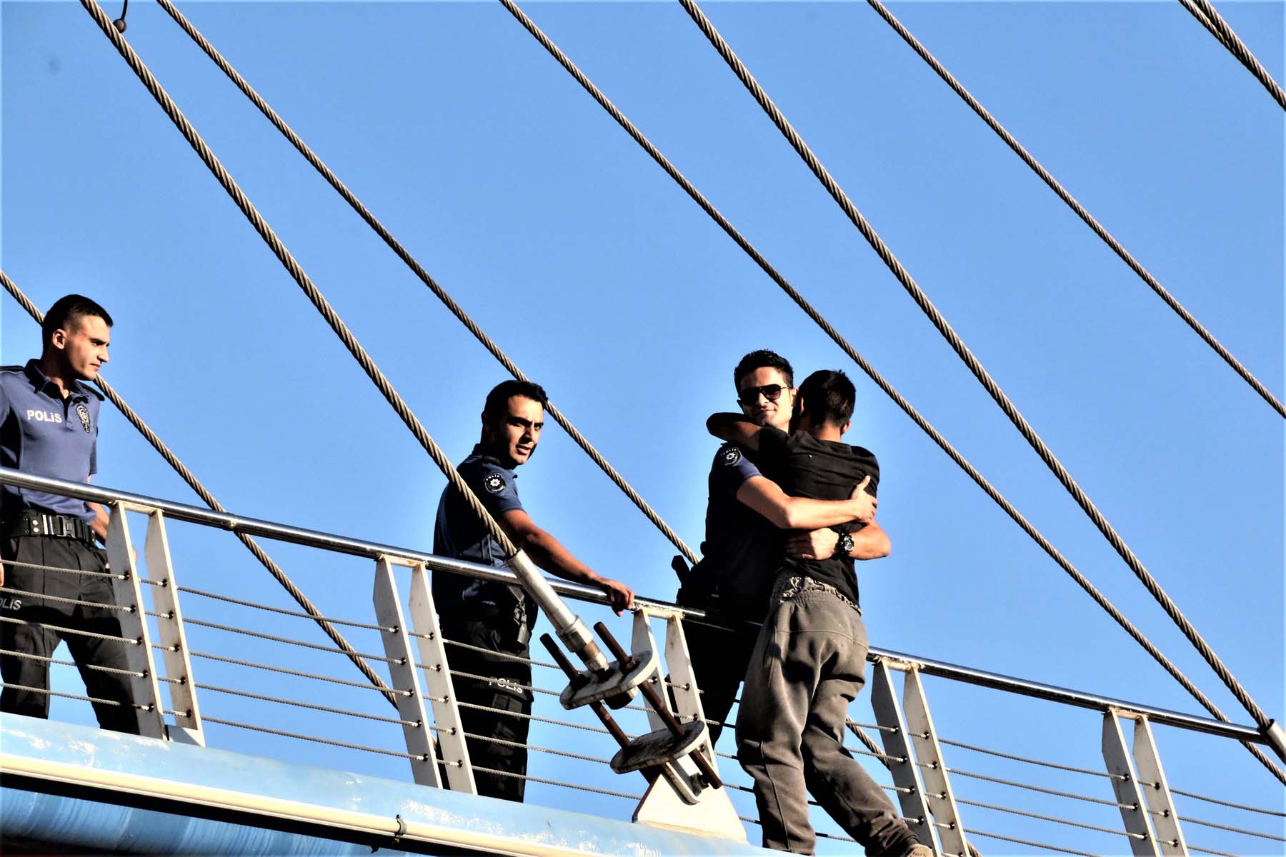 Üst geçitte intihara teşebbüs eden vatandaşı polis amiri ikna etti, ağlayan genci kucağında indirdi!