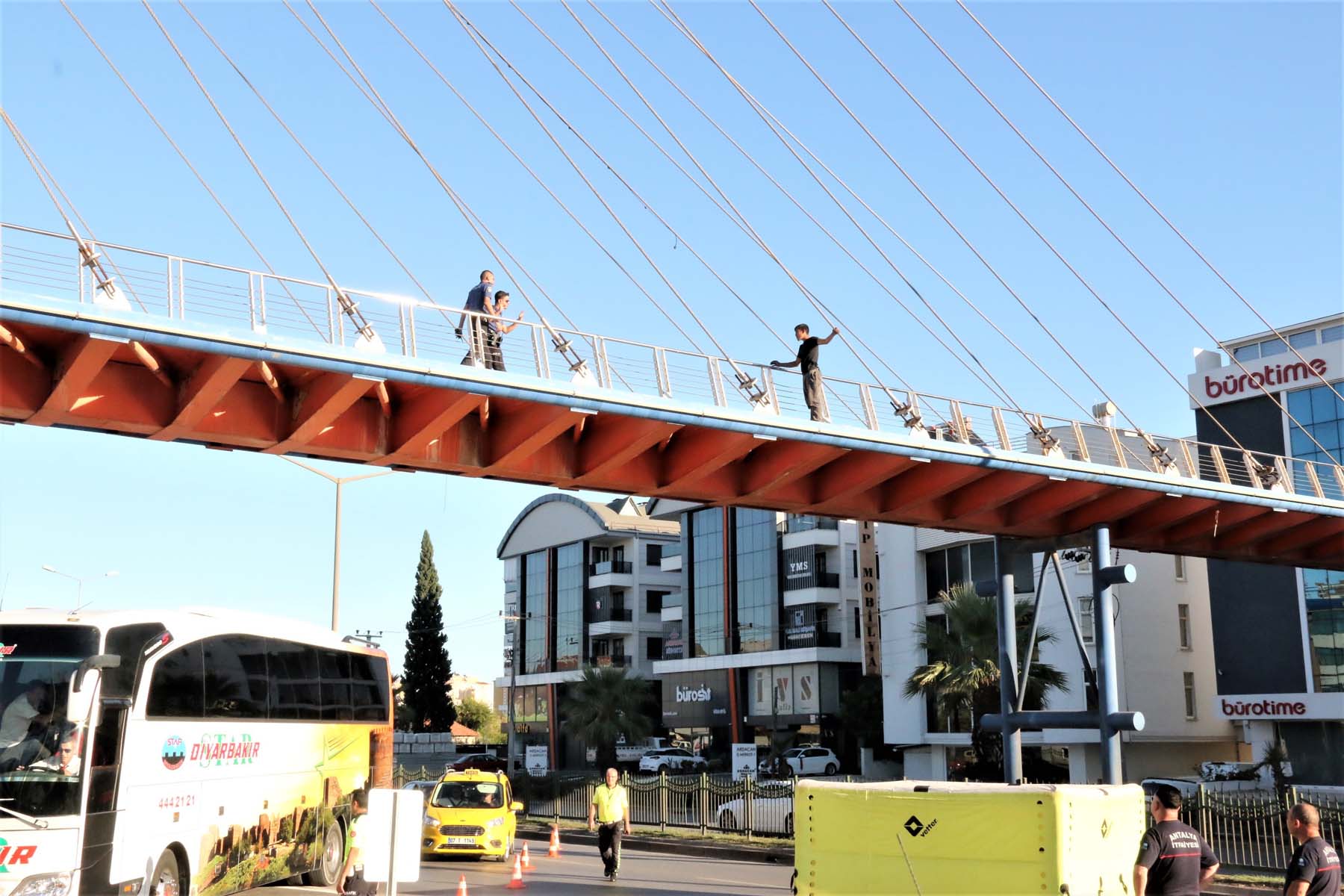 Üst geçitte intihara teşebbüs eden vatandaşı polis amiri ikna etti, ağlayan genci kucağında indirdi!