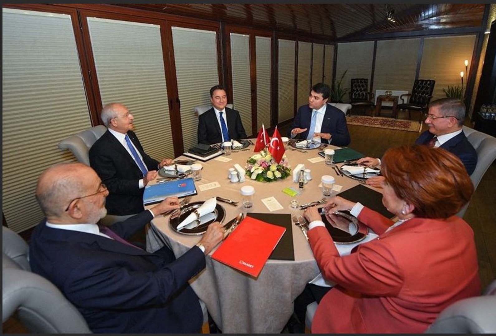 Kemal Kılıçdaroğlu'ndan canlı yayında adaylık ilanı: Bir de Kılıçdaroğlu'nu deneyelim