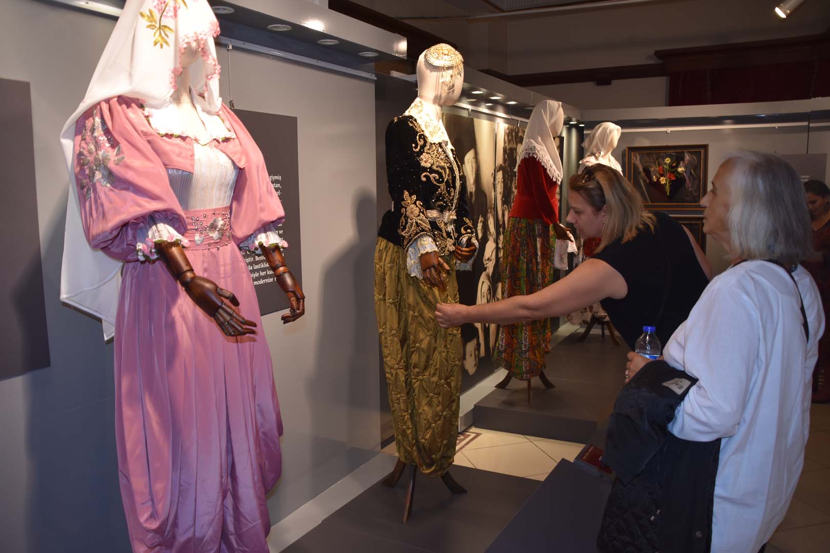 Pendik'te Boşnak halk kıyafetleri sergisi açıldı!