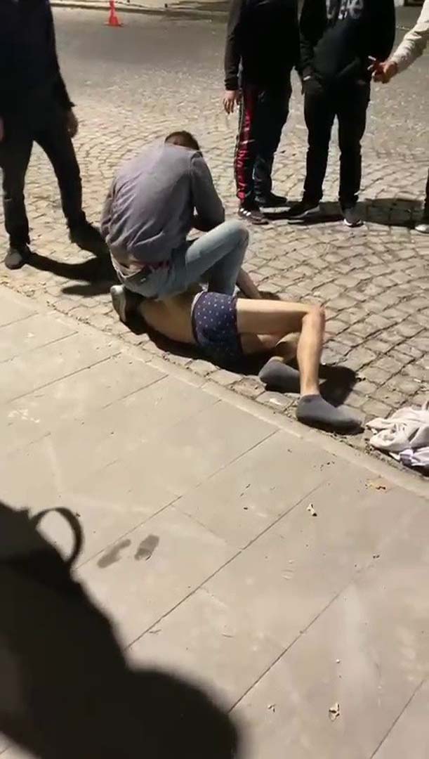 Adana'da ortalığı karıştıran olay! Mesaj attığı kızın abileri tarafından öldüresiye dövüldü ardından jiletle...