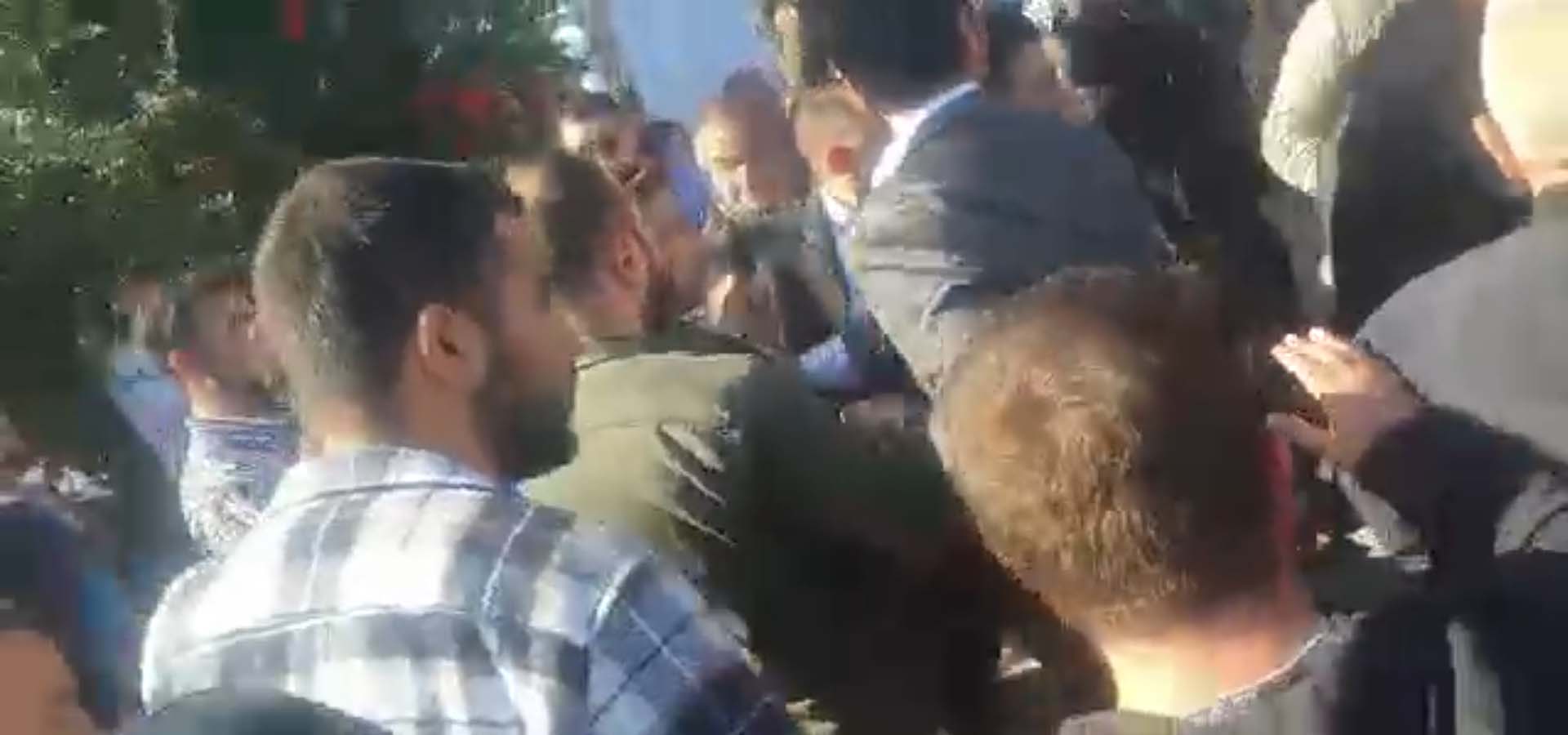 Başkan Şadi Yazıcı'ya saldırmışlardı! CHP'liler çirkinlikte bir adım öne gidip kadın gazeteciye müdahale etti 