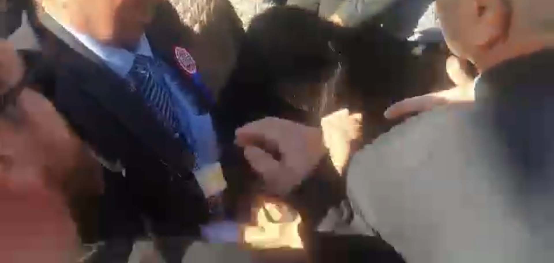 Başkan Şadi Yazıcı'ya saldırmışlardı! CHP'liler çirkinlikte bir adım öne gidip kadın gazeteciye müdahale etti 