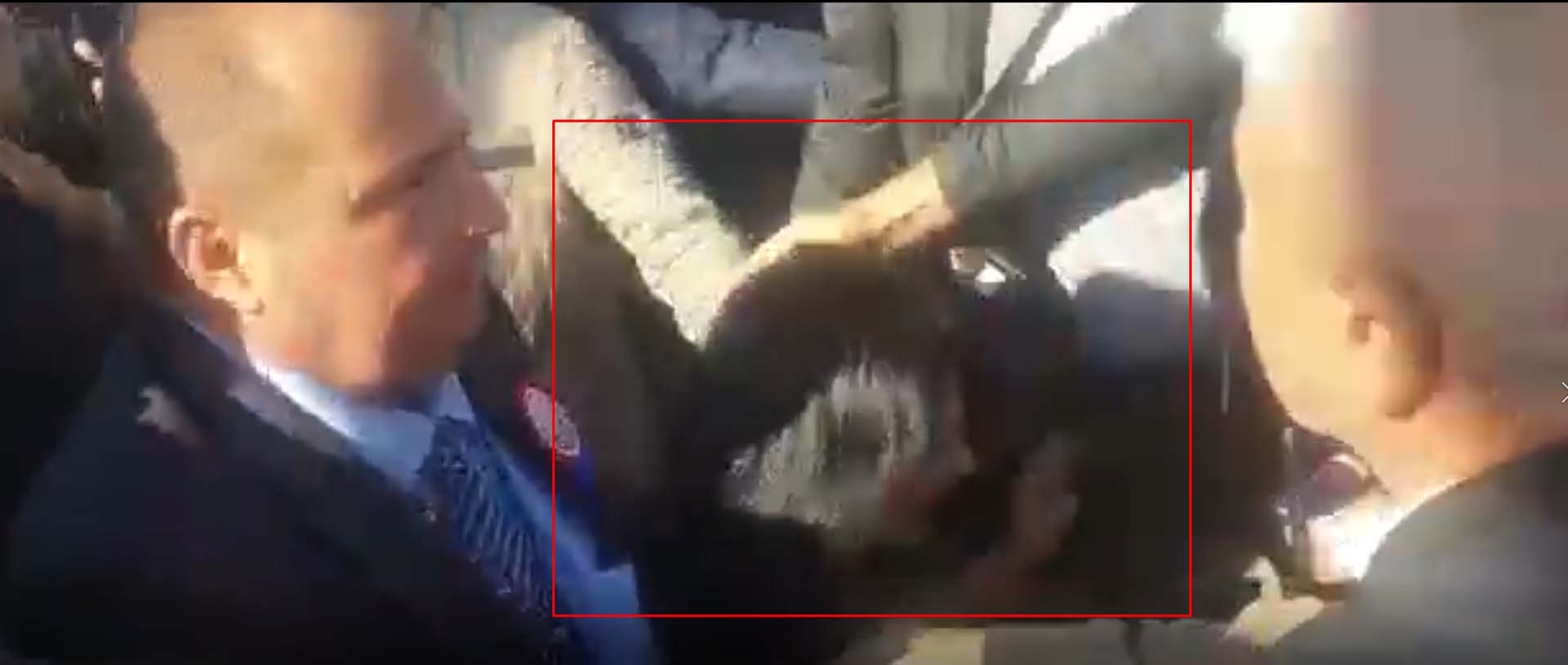 Başkan Şadi Yazıcı'ya saldırmışlardı! CHP'liler çirkinlikte bir adım öne gidip kadın gazeteciye müdahale etti 