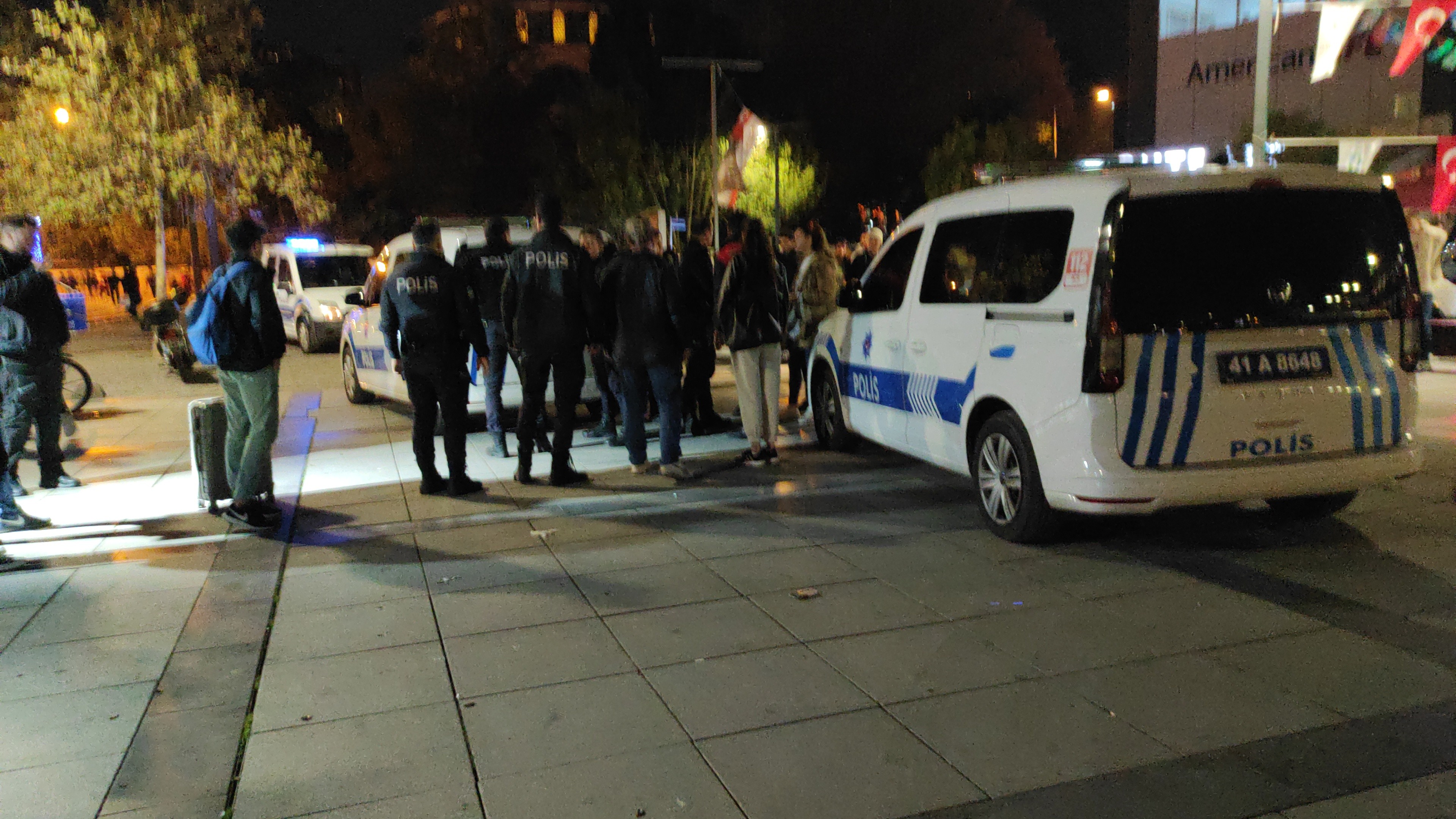 İki grup arasında yaşanan "Ne bakıyorsun" gerginliği karakolda bitti! Polisle kovalamaca yaşayan 6 kişi gözaltına alındı!