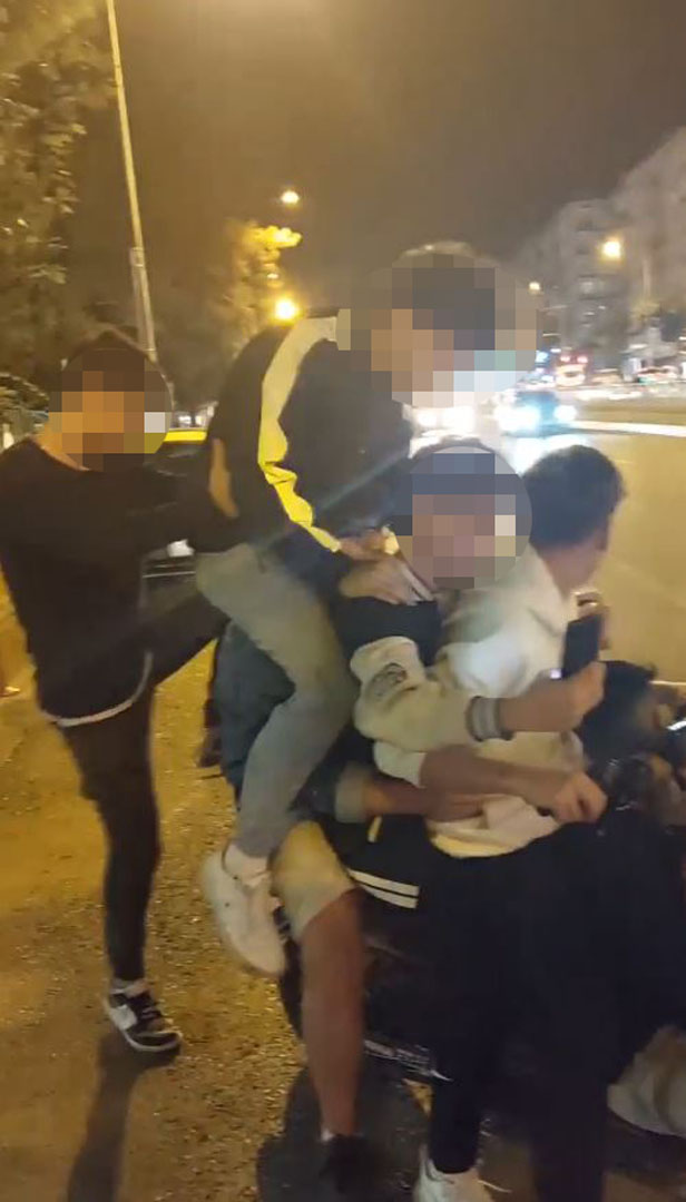 Antalya'da pes dedirten görüntüler! Elektrikli bisiklete 6 kişi binip yola çıkmaya çalıştılar