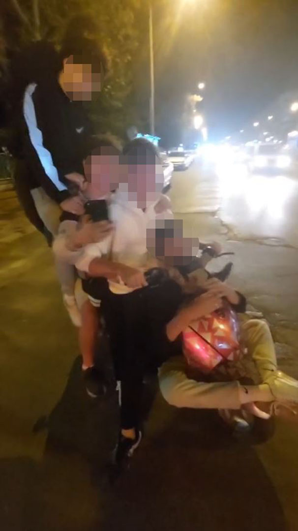 Antalya'da pes dedirten görüntüler! Elektrikli bisiklete 6 kişi binip yola çıkmaya çalıştılar