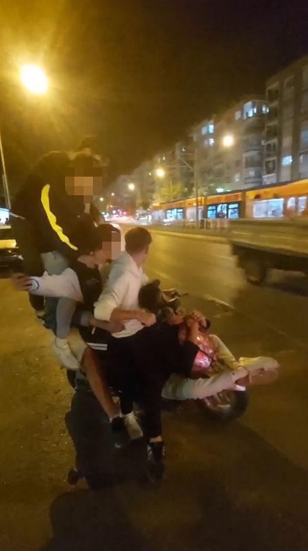 Antalya'da pes dedirten görüntüler! Elektrikli bisiklete 6 kişi binip yola çıkmaya çalıştılar