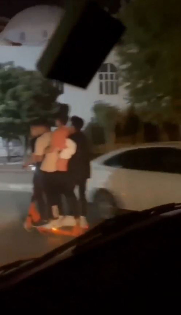 Antalya'da pes dedirten görüntüler! Elektrikli bisiklete 6 kişi binip yola çıkmaya çalıştılar