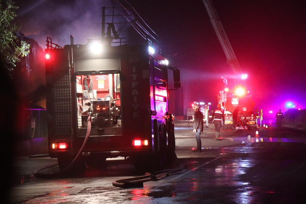 Sakarya'da korkutan yangın! Sünger fabrikası küle döndü...