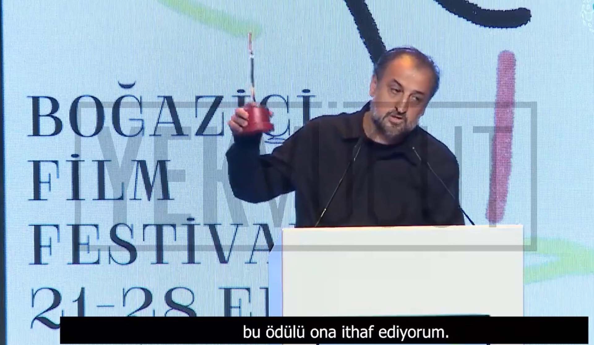 Yönetmen, aldığı ödülü Şebnem Korur Fincancı'ya ithaf etti! Oyuncu Burak Haktanır gösterdiği tepkiyle takdir topladı!