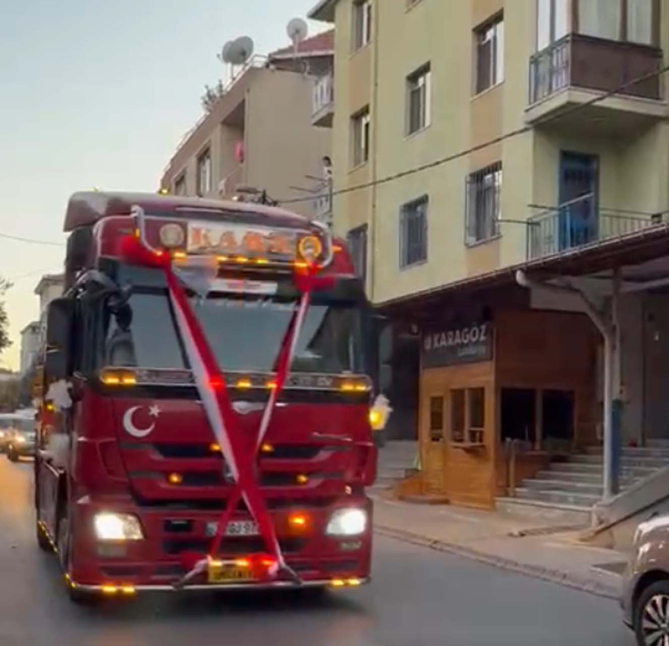 Gelini almaya TIR konvoyuyla gittiler! 